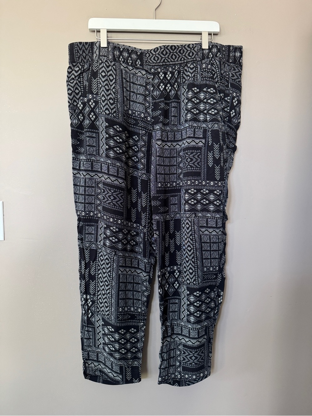 Jessica Simpson Black & White Geometric Pull-On Pants - NWOT